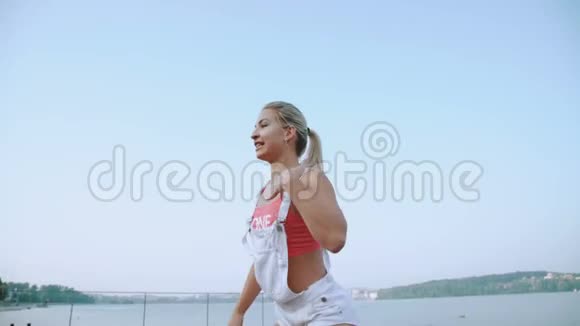 迷人的女孩在海滩上跳嘻哈舞视频的预览图