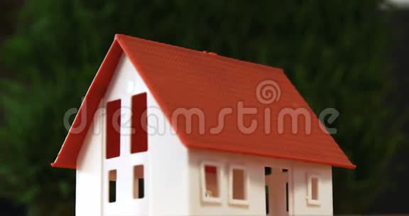 房子模型的特写视频的预览图