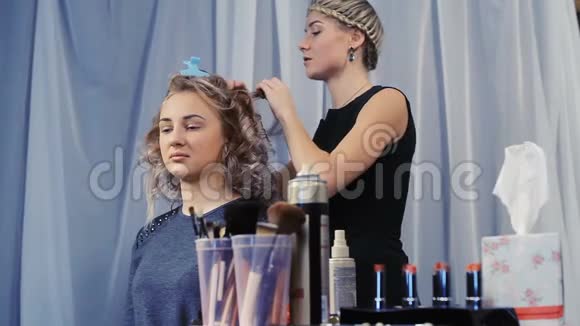 理发师为女孩做发型视频的预览图