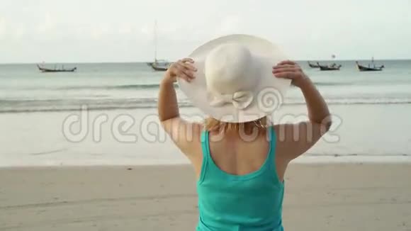 海滩上的金发女郎视频的预览图