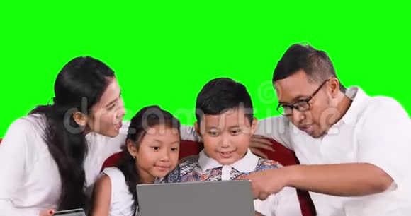 亚洲家庭一起网购视频的预览图