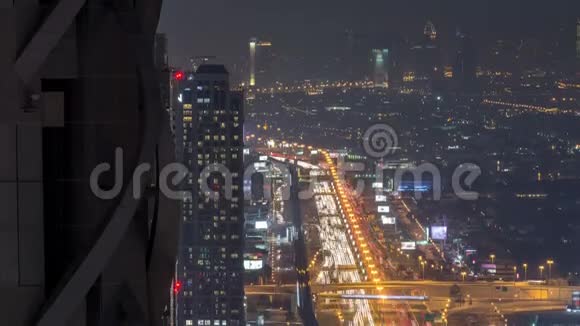 迪拜市区夜间时光流逝现代塔楼从顶部俯瞰阿拉伯联合酋长国迪拜视频的预览图