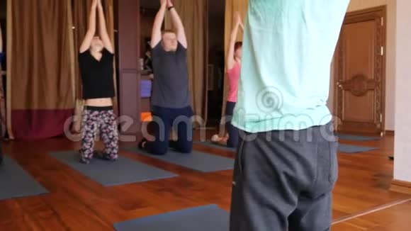 瑜伽班的人们锻炼健康的生活方式在健身工作室瑜伽视频的预览图