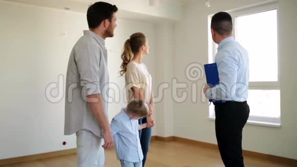 幸福的家庭和房产经纪人视频的预览图
