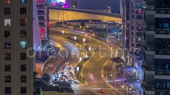 迪拜码头和JBR航空时差之间的夜间交通阿联酋视频的预览图