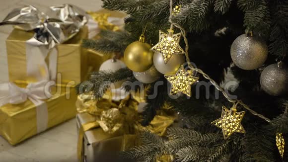 装饰好的圣诞树视频的预览图