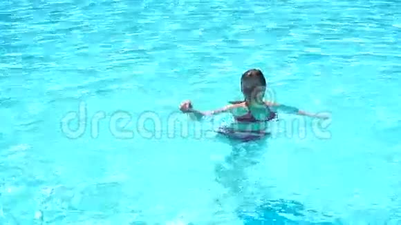 夏天在游泳池里的女人视频的预览图