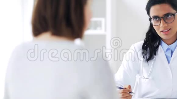 医生与医院的女病人交谈视频的预览图