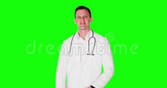男性白种人医生在工作室微笑视频的预览图