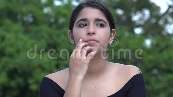 女西班牙裔青少年思考和困惑视频的预览图