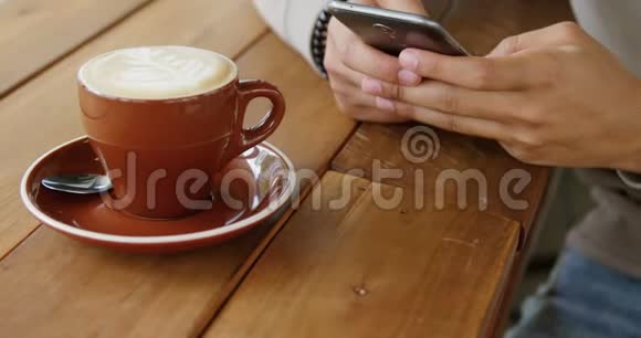 男士在咖啡店用手机视频的预览图