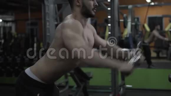 肌肉运动员裸扭操在健身房锻炼视频的预览图