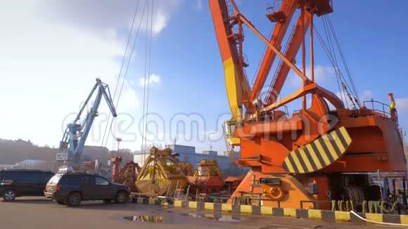 两个停泊的浮吊站在港口期待一艘拖船4K视频的预览图