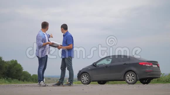 两个人成交男卖家司机做汽车汽车保险慢动作视频销售二手车买房租视频的预览图