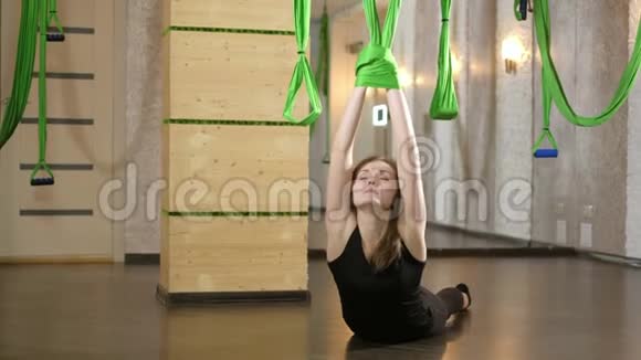 吊床抗重力飞行瑜伽练习4K视频的预览图