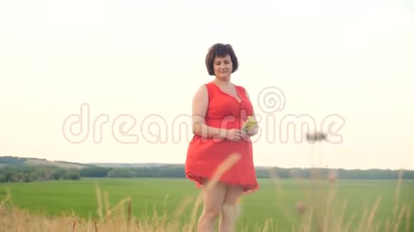 加上尺寸时尚模特在慢动作视频上行走的草地肥婆关于生活方式自然的田野草视频的预览图