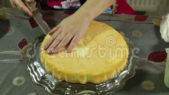 厨房里的一个女人在准备一个面团蛋糕视频的预览图