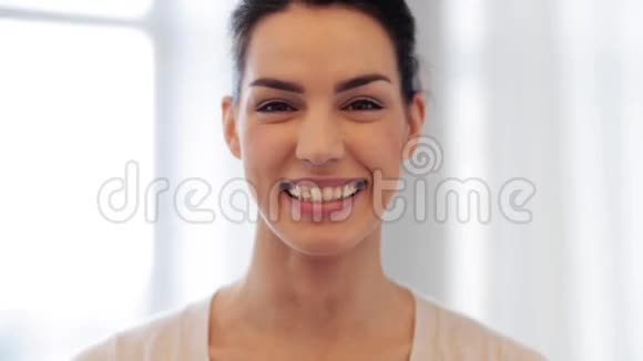 快乐微笑的年轻女人带着牙套视频的预览图