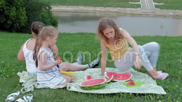 快乐的一家人在野餐吃西瓜视频的预览图