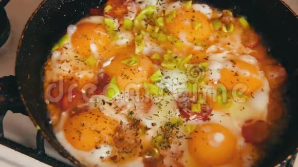 蔬菜煎蛋煎锅视频的预览图