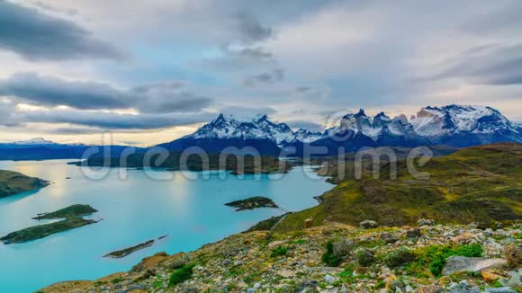 日落时在托雷斯德尔潘恩国家公园观看托雷斯山脉智利方面巴塔哥尼亚的秋天视频的预览图