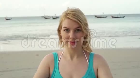 海滩上的金发女郎视频的预览图