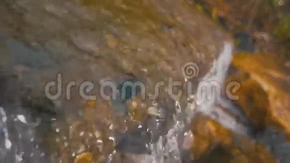 瀑布用晶莹剔透的水特写视频的预览图