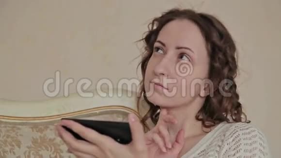 家里用电话的女人视频的预览图