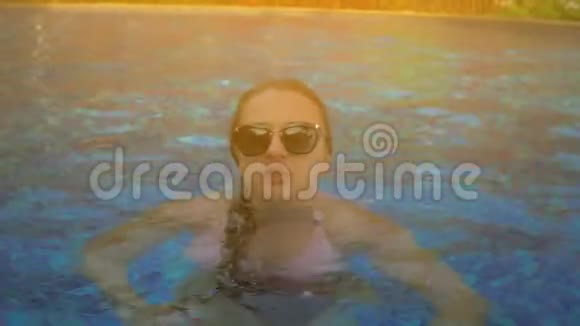 泳池里漂亮的女孩夏日的阳光视频的预览图