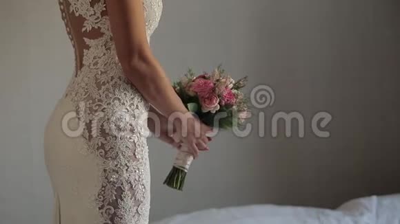 新娘美丽的花束在新娘手中白色婚纱视频的预览图