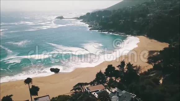 海滩和海边的鸟瞰图视频的预览图