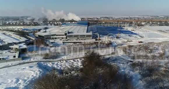 现代工厂或商业建筑现代工厂或工厂的外部建筑立面和停车场视频的预览图