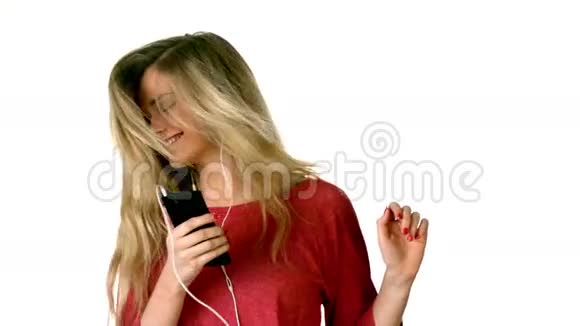 带着智能手机听音乐的金发美女视频的预览图