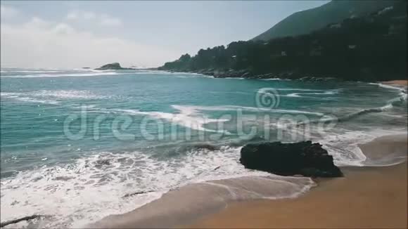 海滩和海边的鸟瞰图视频的预览图