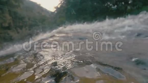 瀑布用清水特写视频的预览图