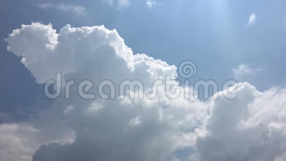 蓝天上的白云在烈日下消失了延时运动云蓝天背景蓝天白云视频的预览图