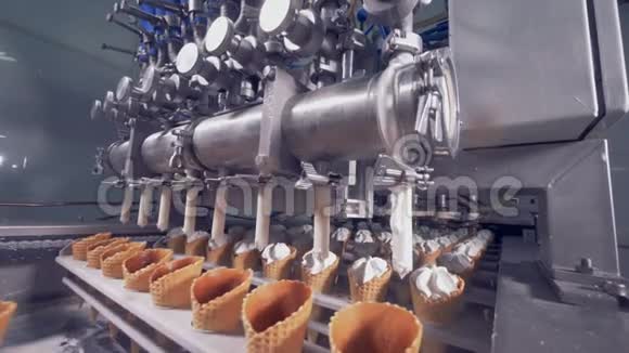 自动冰淇淋生产设备视频的预览图