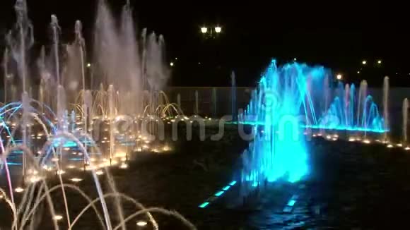 晚上在莫斯科跳舞的彩色喷泉视频的预览图