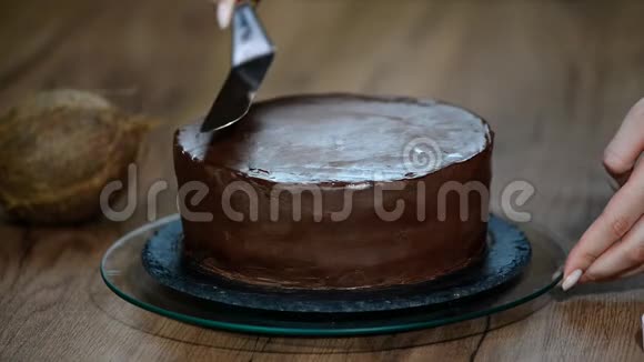 糕点厨师用巧克力奶油覆盖蛋糕视频的预览图