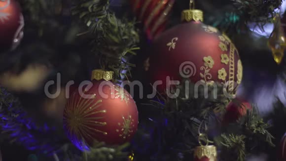 圣诞节和新年树装饰摘要模糊的博克假日背景眨巴一下加兰圣诞树视频的预览图