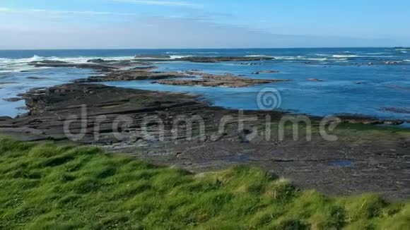 飞越爱尔兰基利基的岩石海滩视频的预览图