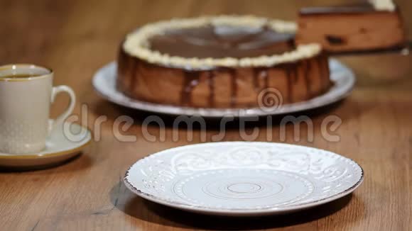一块自制的巧克力芝士蛋糕视频的预览图