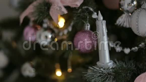 圣诞树上的圣诞玩具视频的预览图