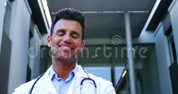 微笑的医生站在医院里视频的预览图
