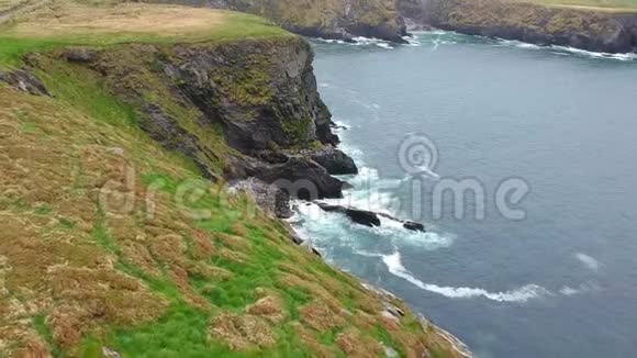 在爱尔兰西海岸大西洋上空的空中无人机飞行视频的预览图