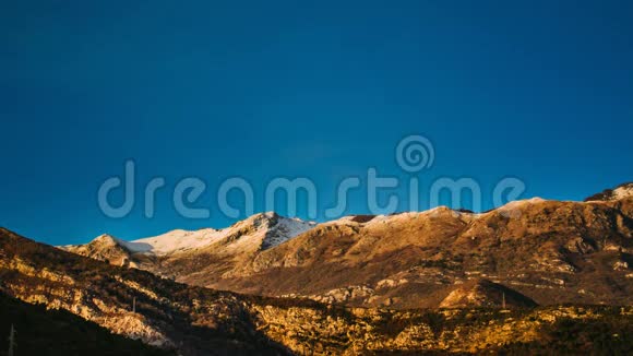 山在黑山雪中近岸布德瓦Lovc视频的预览图