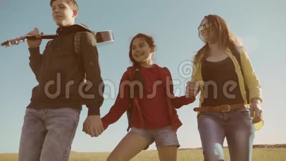 快乐家庭慢动作视频行走在大自然男孩女孩和妈妈在野外徒步旅行有生活方式的游客视频的预览图