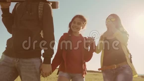 快乐家庭慢动作视频行走在大自然男孩女孩和妈妈在野外徒步旅行生活方式游客与视频的预览图