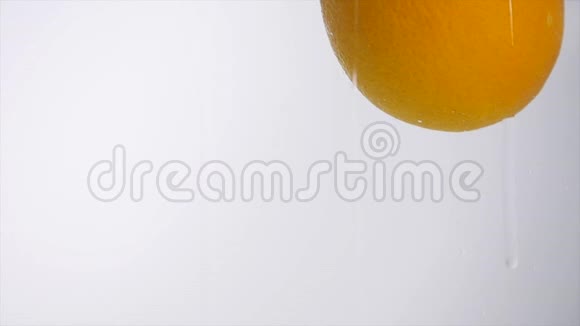 鲜橙落在水里视频的预览图