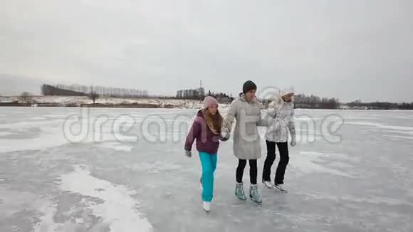 家人在冰湖上滑冰视频的预览图